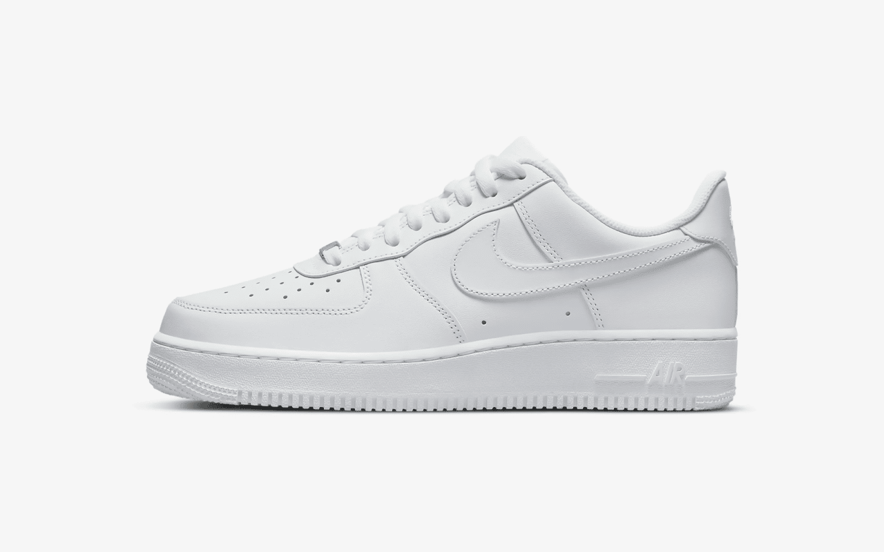 รองเท้าผ้าใบสีขาว Nike Air Force 1 '07